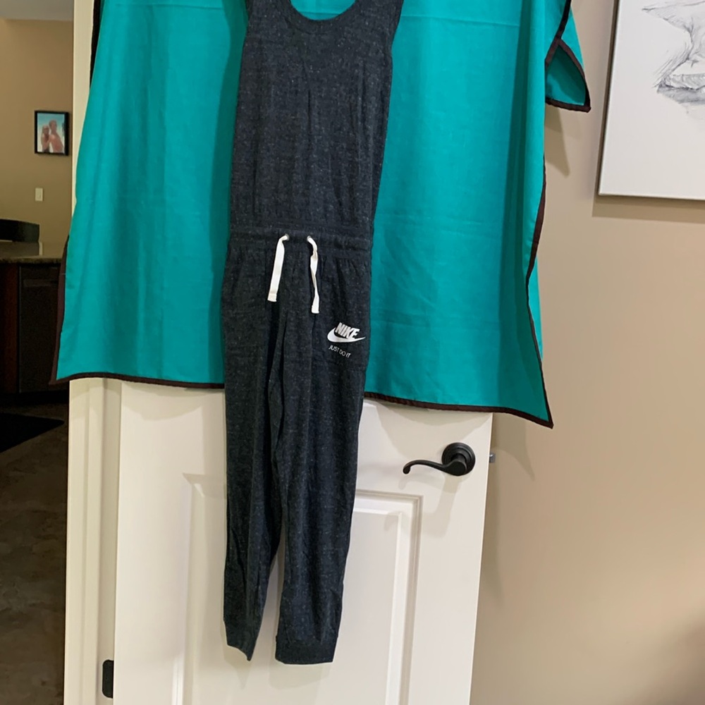 Nwt. Nike jumper.